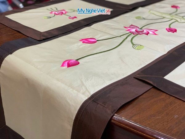 Bộ khăn trải bàn màu trắng sữa thêu hoa sen