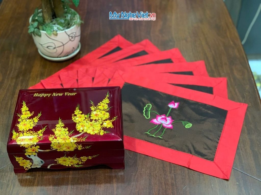 Bộ quà tặng hộp sơn mài hoa mai và bộ khăn trải bàn màu đỏ thêu sen
