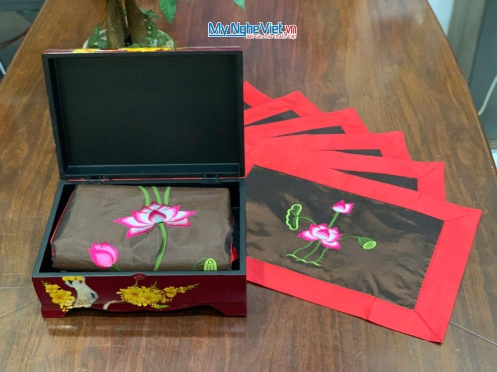 Bộ quà tặng hộp sơn mài hoa mai và bộ khăn trải bàn màu đỏ thêu sen