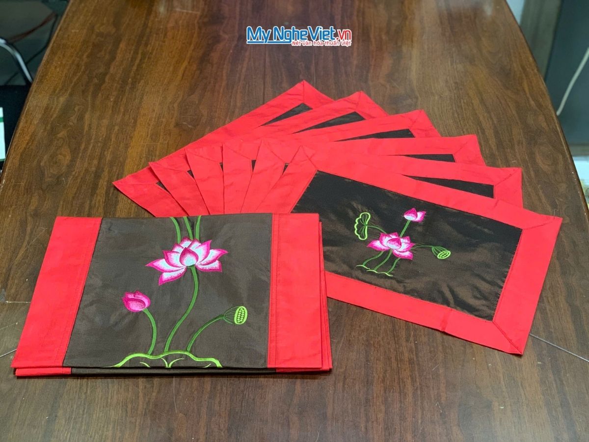 Khăn trải bàn màu đỏ thêu sen