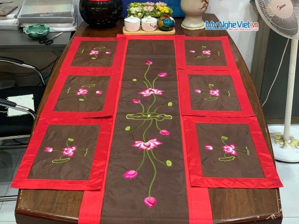 Bộ khăn trải bàn màu đỏ thêu sen