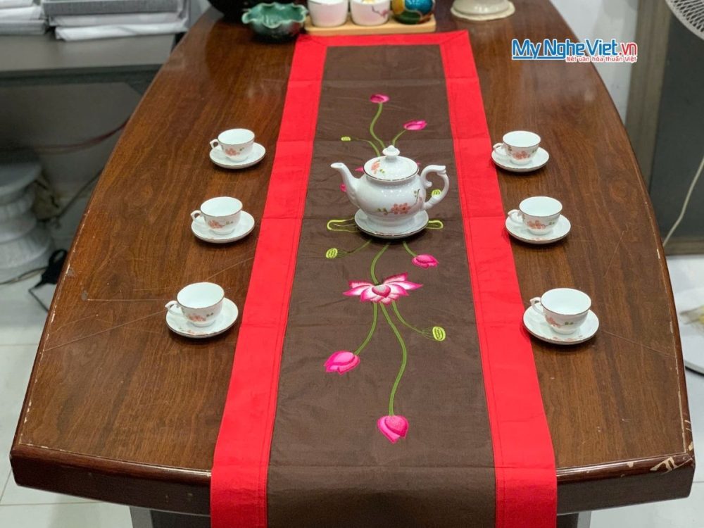 Khăn trải bàn màu đỏ thêu sen