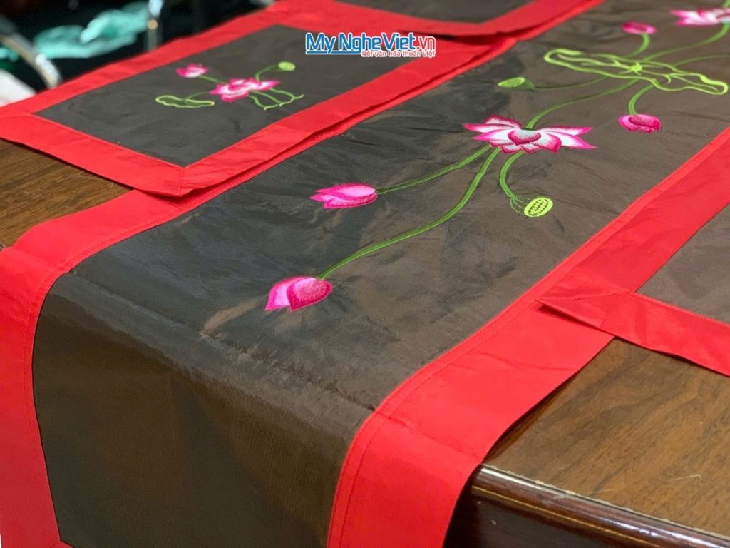 Bộ khăn trải bàn màu nâu đỏ thêu hoa sen