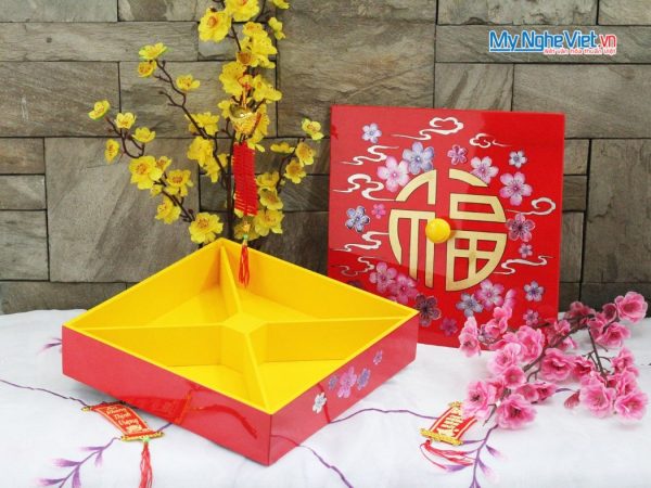 Hộp Mứt Tết Sơn Mài 4 Ngăn Hoa đào Chữ Phúc Nền Đỏ Cẩn Ốc