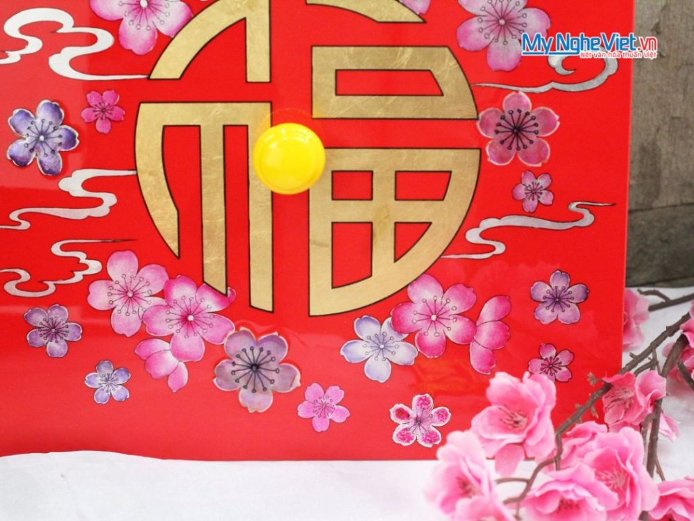Hộp Mứt Tết Sơn Mài 4 Ngăn Hoa đào Chữ Phúc Nền Đỏ Cẩn Ốc Hộp Mứt Tết Sơn Mài 4 Ngăn Hoa đào Chữ Phúc Nền Đỏ Cẩn Ốc