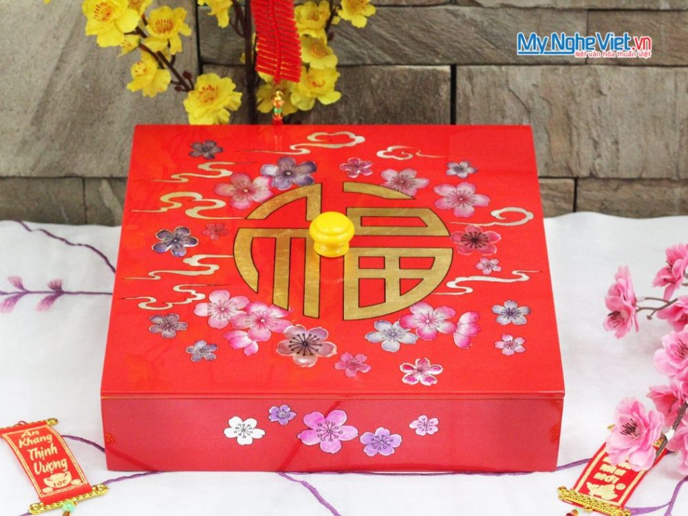 Hộp Mứt Tết Sơn Mài 4 Ngăn Hoa đào Chữ Phúc Nền Đỏ Cẩn Ốc