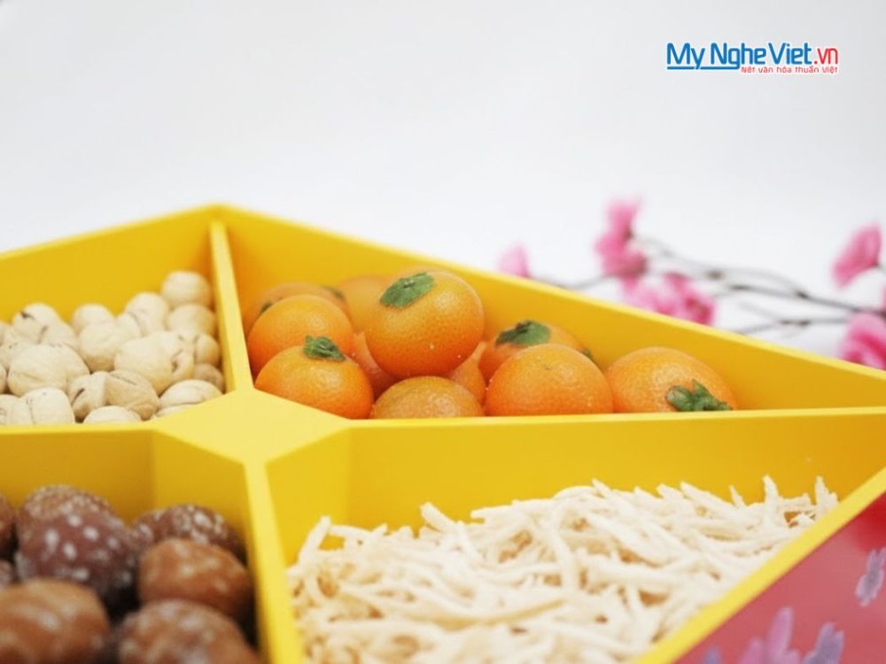 Hộp Mứt Tết Sơn Mài 4 Ngăn Hoa đào Chữ Phúc Nền Đỏ Cẩn Ốc