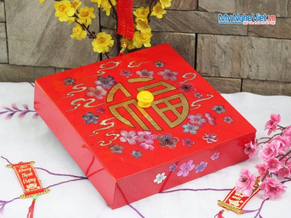 Hộp Mứt Tết Sơn Mài 4 Ngăn Hoa đào Chữ Phúc Nền Đỏ Cẩn Ốc