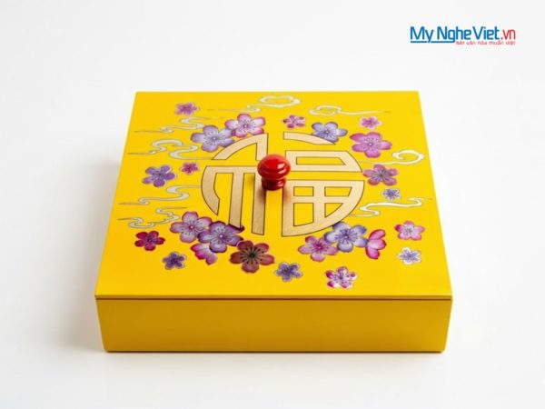 Hộp Mứt Tết Sơn Mài 4 Ngăn Hoa đào Chữ Phúc Nền Vàng Cẩn Ốc