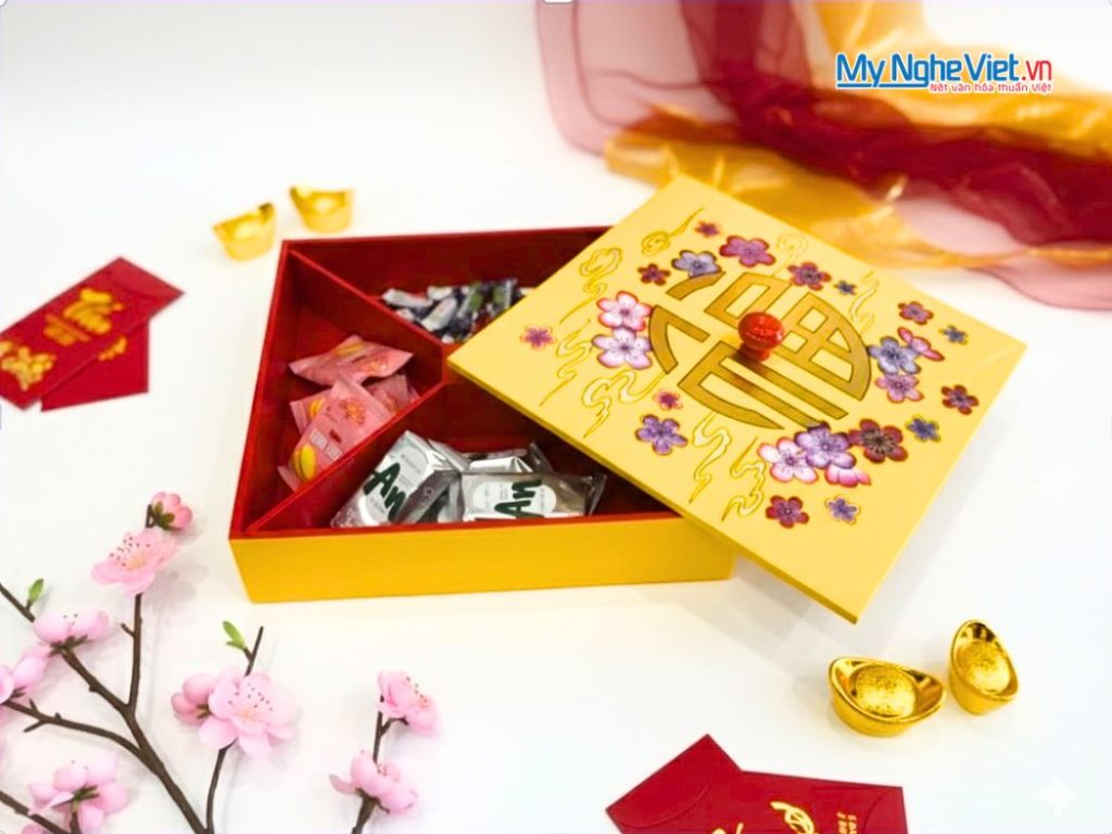 Hộp Mứt Tết Sơn Mài 4 Ngăn Hoa đào Chữ Phúc Nền Vàng Cẩn Ốc