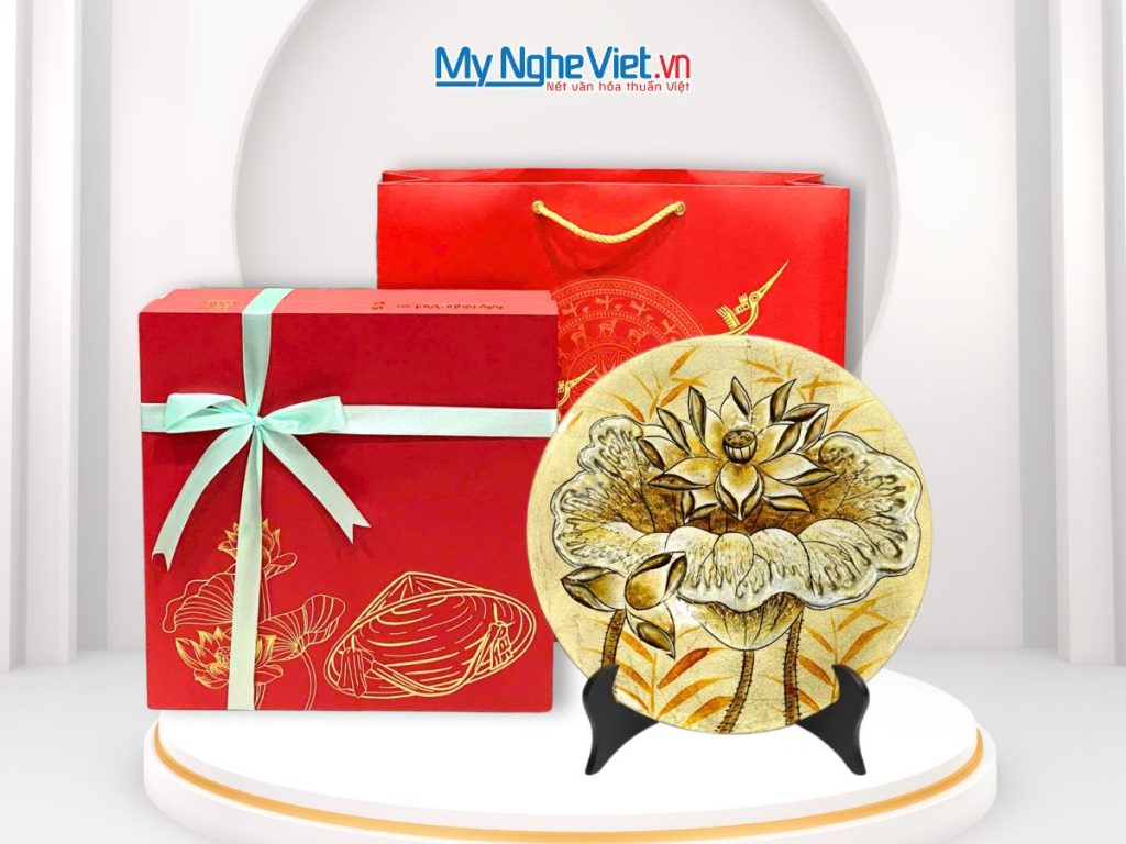 Lacquerware relief painting of a lotus with gold leaf application and premium gift box
