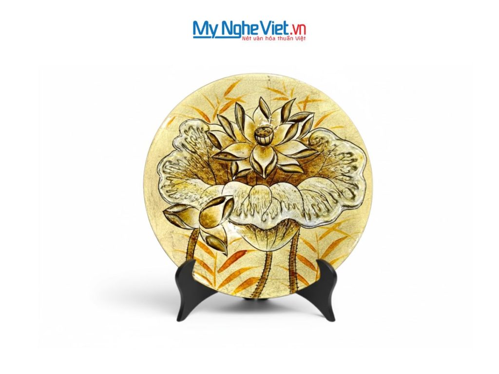 Tranh đĩa sơn mài hoa sen đắp nổi dát lá vàng