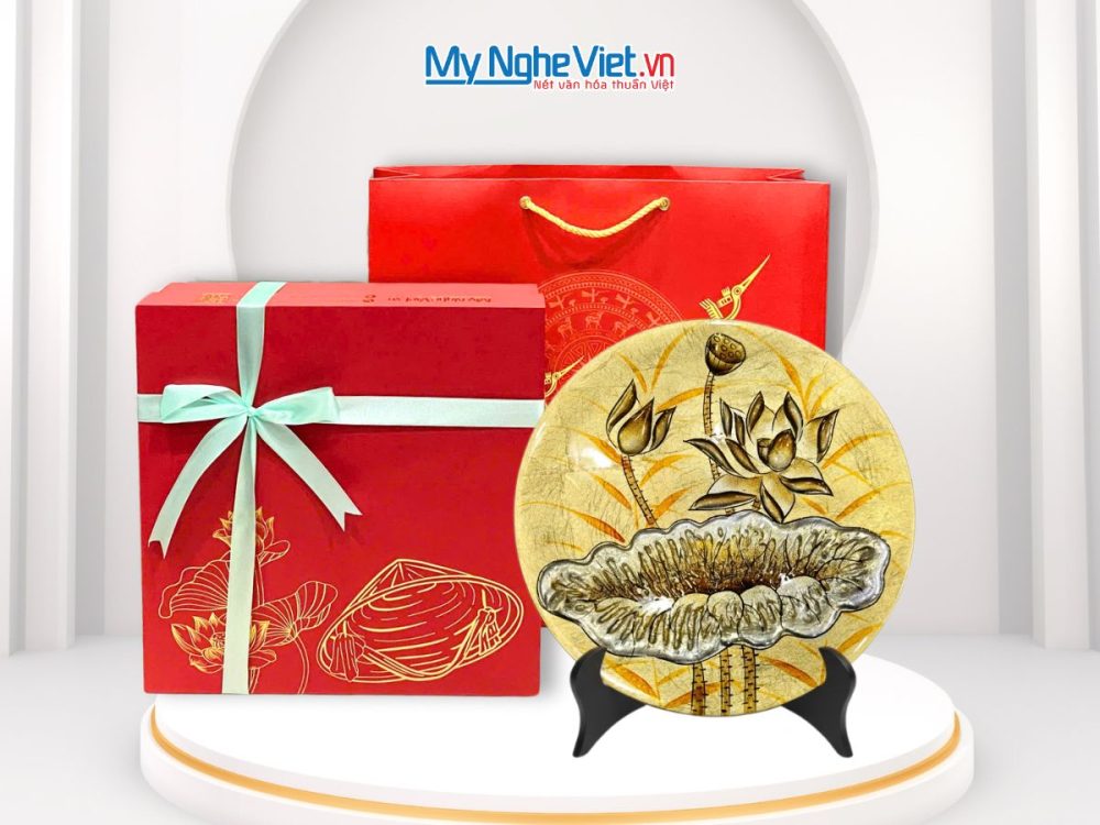 Tranh đĩa sơn mài hoa sen đắp nổi dát lá vàng
