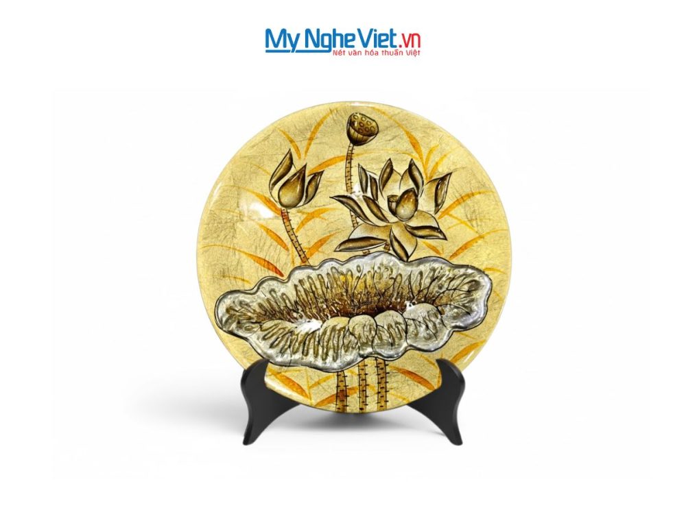 Tranh đĩa sơn mài hoa sen đắp nổi dát lá vàng