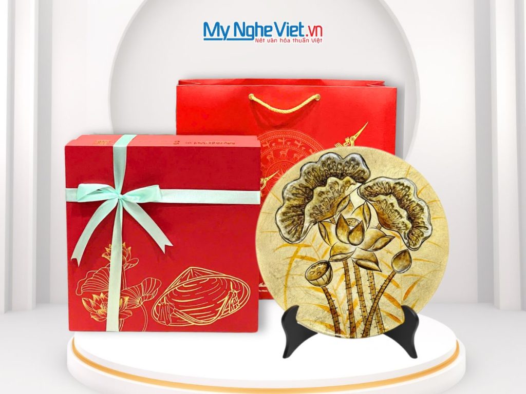 Tranh đĩa sơn mài hoa sen đắp nổi dát lá vàng
