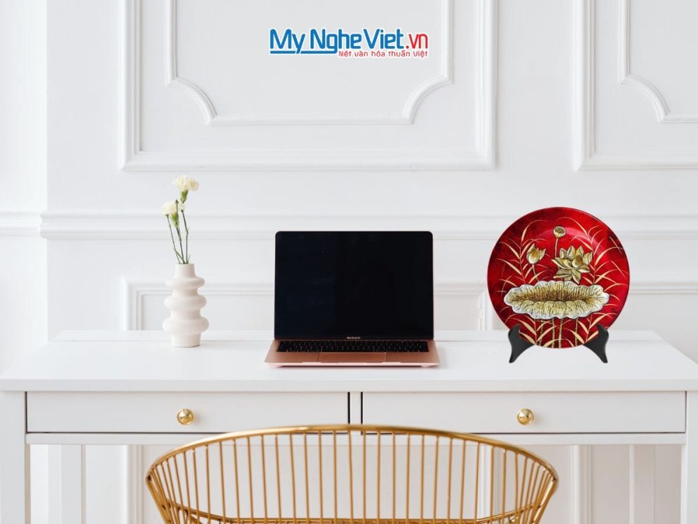 Tranh đĩa sơn mài hoa sen đắp nổi nền đỏ dát lá vàng