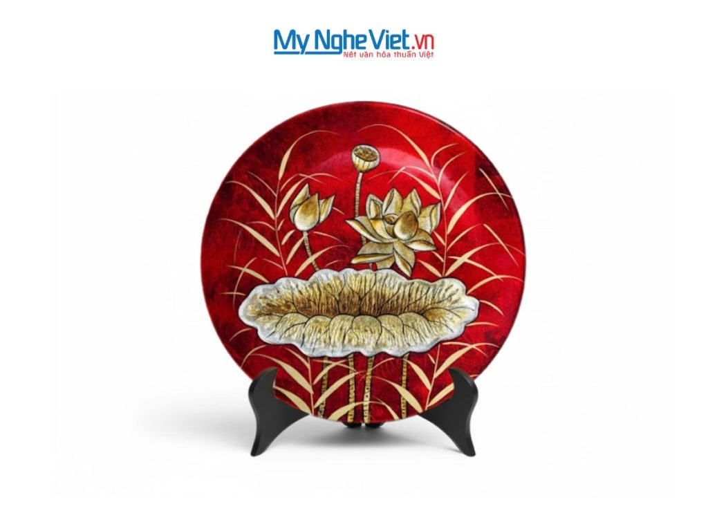 Tranh đĩa sơn mài hoa sen đắp nổi nền đỏ dát lá vàng