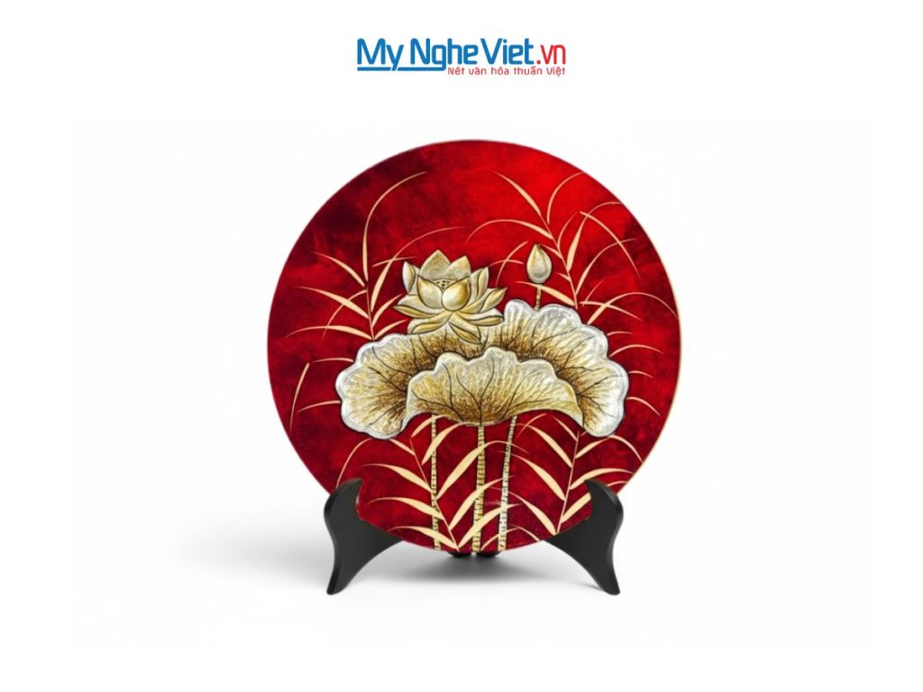 Tranh đĩa sơn mài hoa sen đắp nổi nền đỏ dát lá vàng
