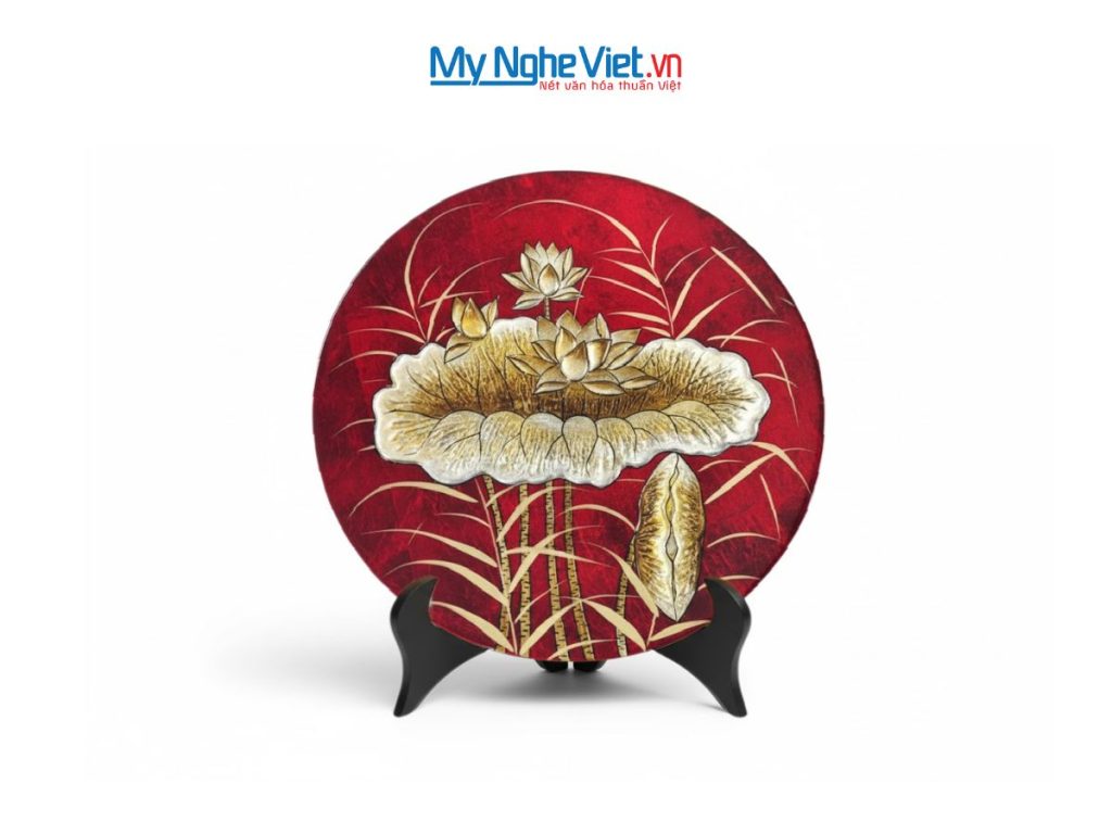 Tranh đĩa sơn mài hoa sen đắp nổi nền đỏ dát lá vàng