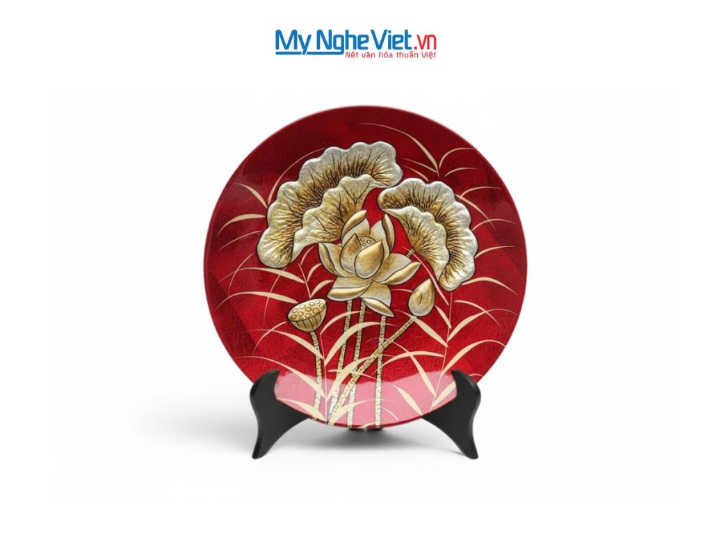 Tranh đĩa sơn mài hoa sen đắp nổi nền đỏ dát lá vàng