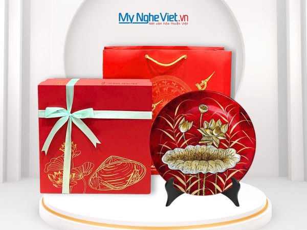 Tranh đĩa sơn mài hoa sen đắp nổi nền đỏ dát lá vàng và hộp quà tặng cao cấp