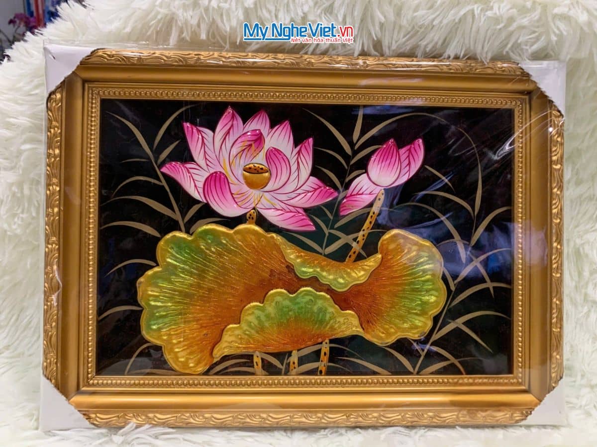 Bộ tranh sơn mài hoa sen nền đen và khung vàng