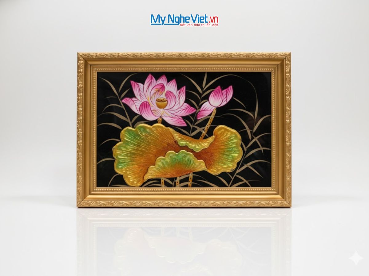 Bộ tranh sơn mài hoa sen nền đen và khung vàng