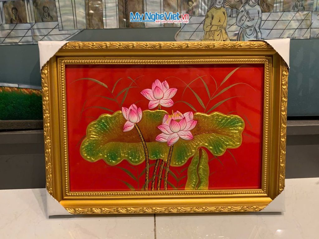 Bộ tranh sơn mài hoa sen nền đỏ và khung vàng