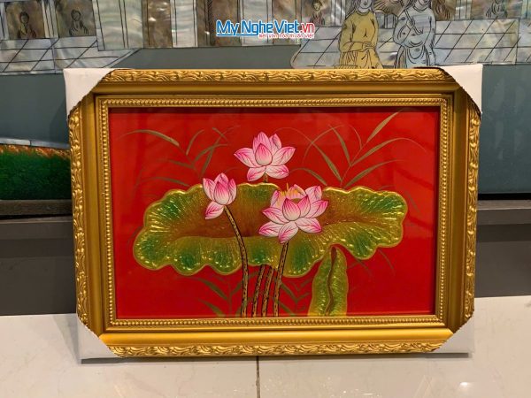 Bộ tranh sơn mài hoa sen nền đỏ và khung vàng