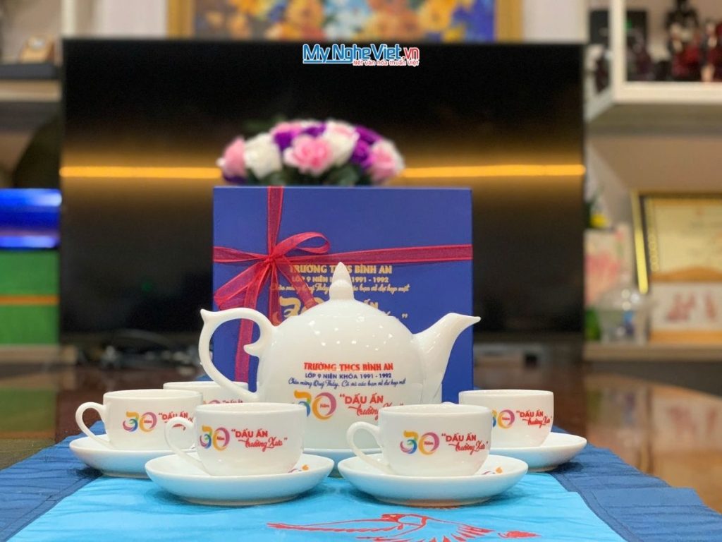 Quà Tết Bình Trà Men Trắng In Logo Tinh Xảo
