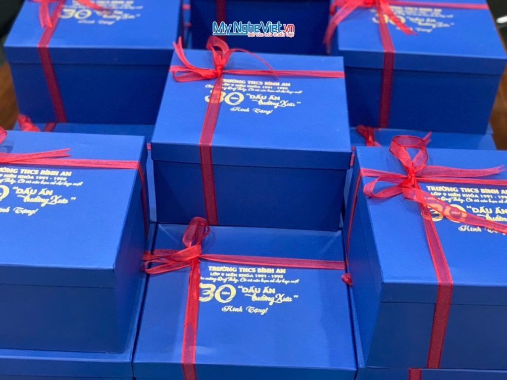 Quà Tết Bình Trà Men Trắng In Logo Và Hộp Quà Cao Cấp