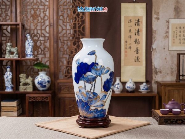 Bình trà sen xanh đắp nổi và lọ hoa