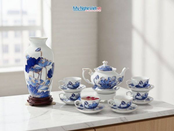 Bình trà sen xanh đắp nổi và lọ hoa