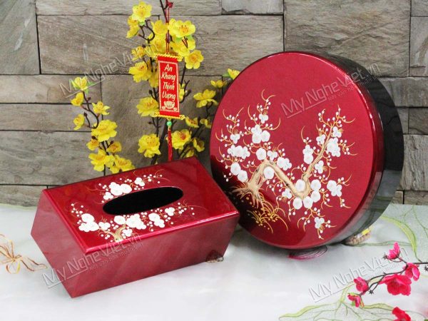Bộ quà tặng Hộp mứt sơn mài Tết đào trắng đắp nổi nền đỏ đô