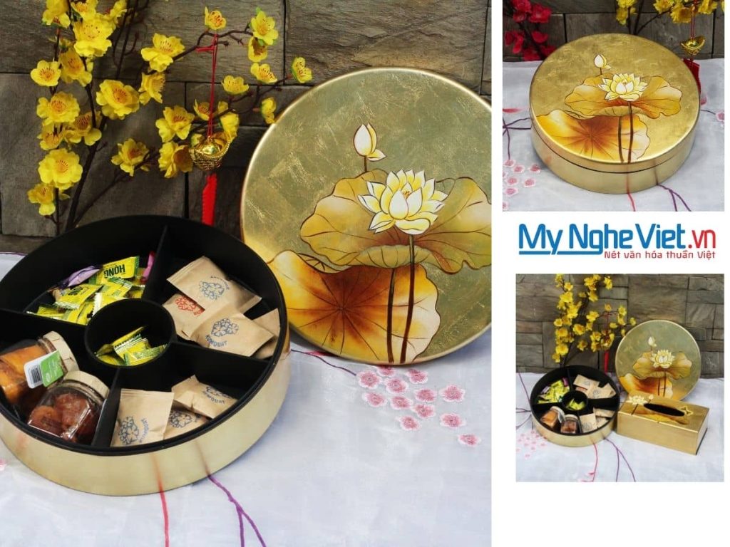 Bộ quà tặng Hộp mứt tết sơn mài tròn 5 ngăn vẽ sen dát lá vàng