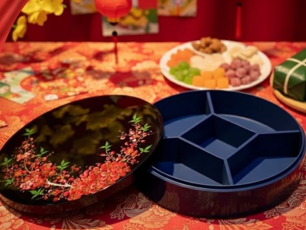 Hộp Mứt Tết Sơn Mài Mai Đỏ Đón Xuân 5 Ngăn Nền Đen Hộp Xanh