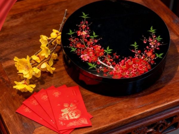 Hộp Mứt Tết Sơn Mài Mai Đỏ Đón Xuân 5 Ngăn Nền Đen Hộp Xanh