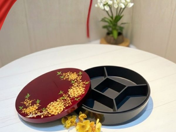 Hộp Mứt Tết Sơn Mài Mai Vàng Sum Vầy 5 Ngăn Dát Lá Vàng