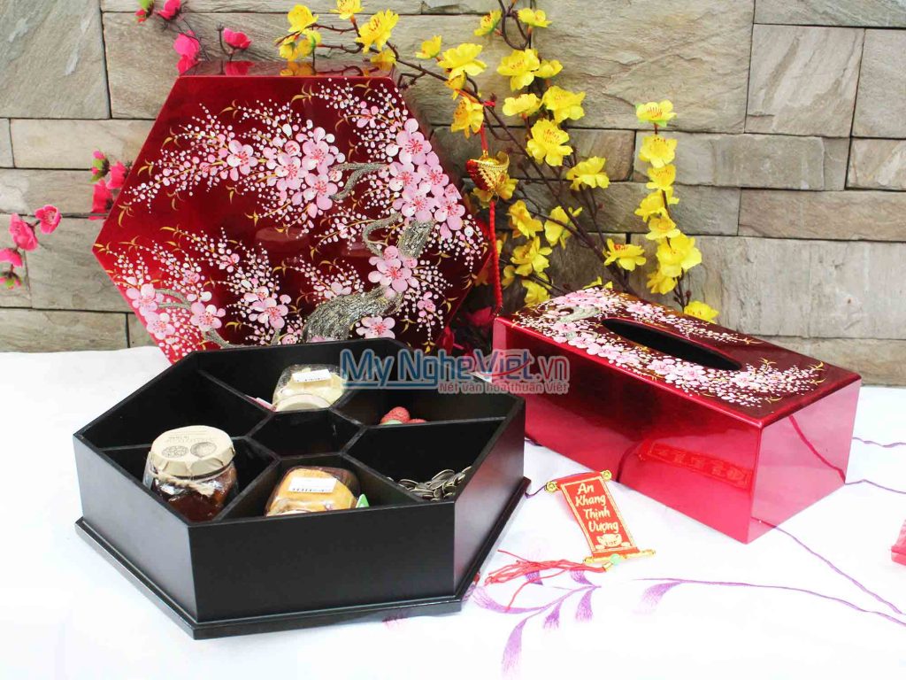 Bộ quà tặng hộp mứt Tết sơn mài 7 ngăn Hoa Đào hồng nền đỏ đô