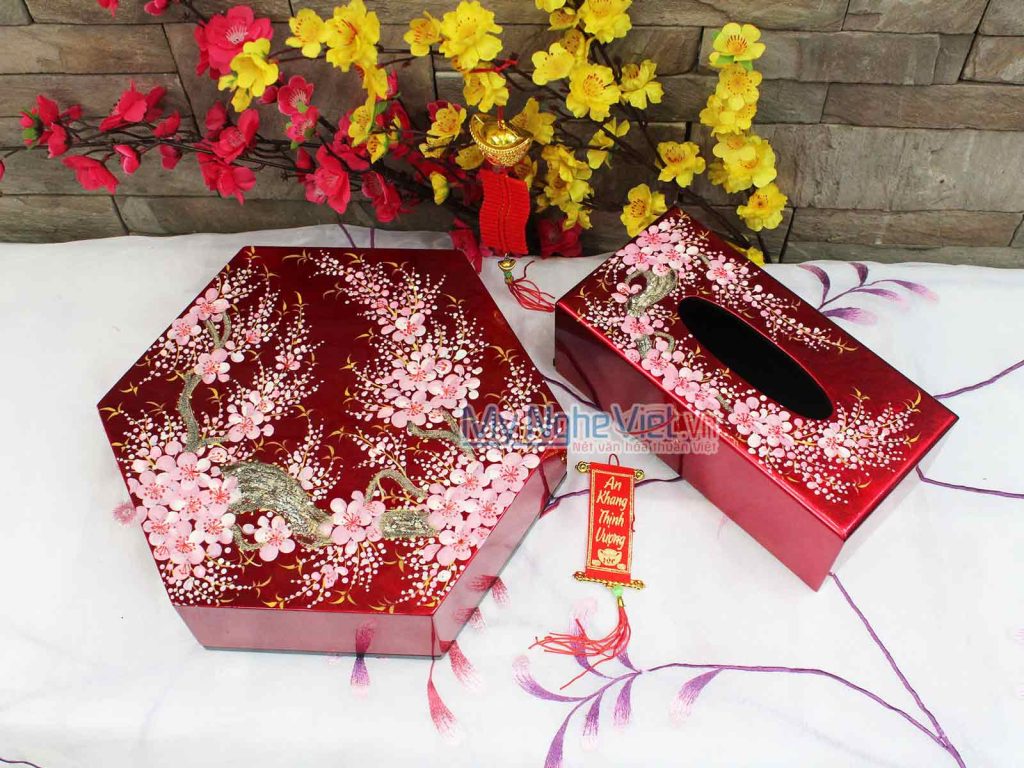 Bộ quà tặng hộp mứt Tết sơn mài 7 ngăn Hoa Đào hồng nền đỏ đô