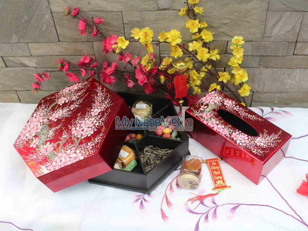 Bộ quà tặng hộp mứt Tết sơn mài 7 ngăn Hoa Đào hồng nền đỏ đô