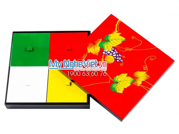 Hộp mứt vuông 4 ngăn đắp nổi họa tiết hoa quả nền đỏ