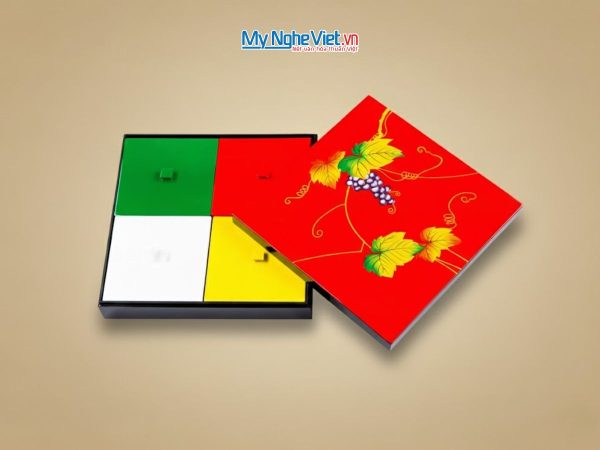 Hộp mứt vuông 4 ngăn đắp nổi họa tiết hoa quả nền đỏ