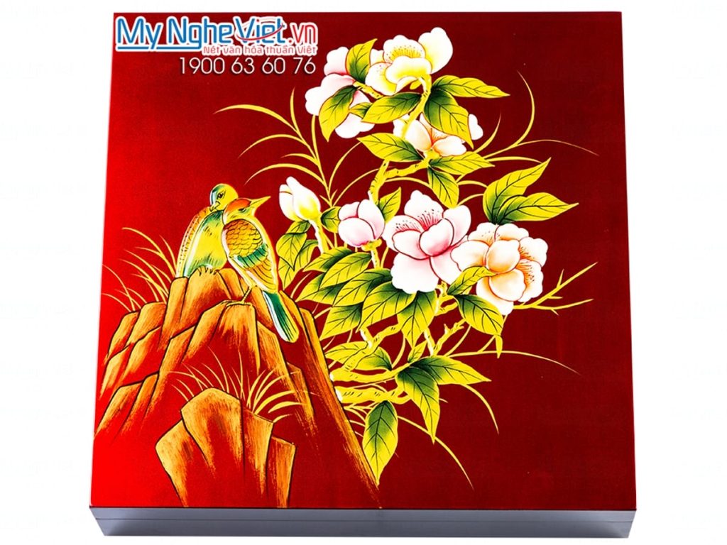Hộp mứt sơn mài vuông 4 ngăn đắp nổi vẽ chim nền đỏ