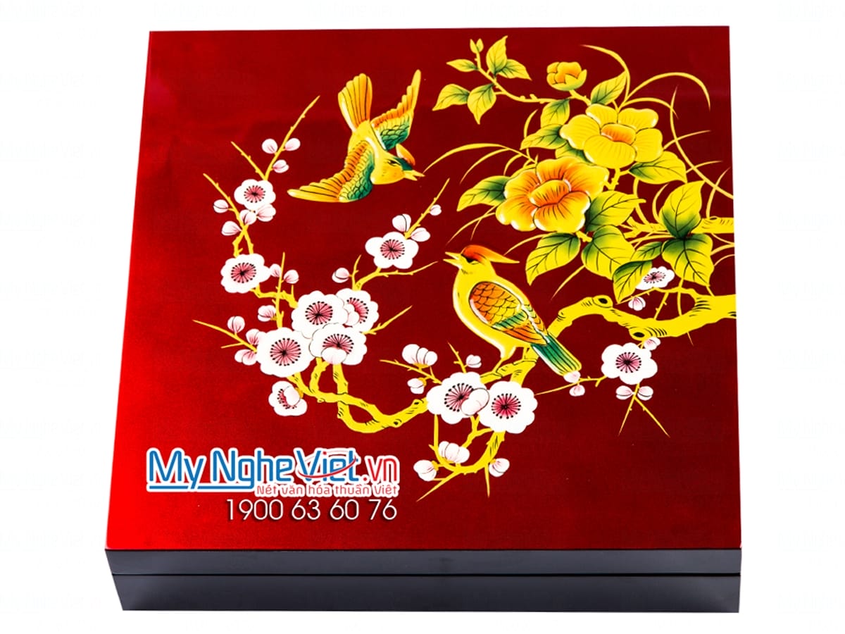 Hộp mứt sơn mài vuông 4 ngăn đắp nổi vẽ chim nền đỏ
