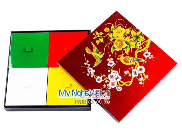 Hộp mứt sơn mài vuông 4 ngăn đắp nổi vẽ chim nền đỏ