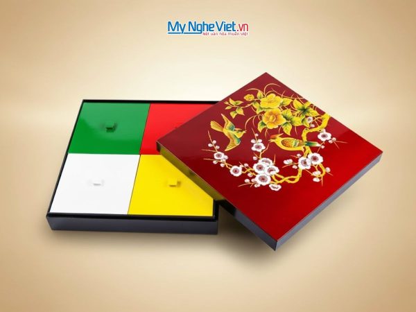 Hộp mứt sơn mài vuông 4 ngăn đắp nổi vẽ chim nền đỏ