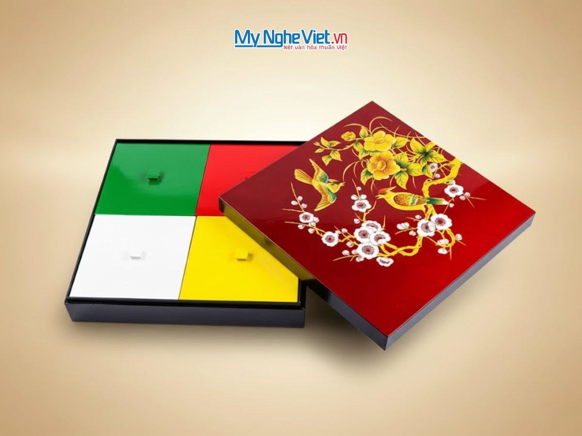 Hộp mứt sơn mài vuông 4 ngăn đắp nổi vẽ chim nền đỏ