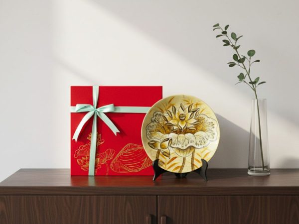 Tranh đĩa sơn mài hoa sen đắp nổi dát lá vàng