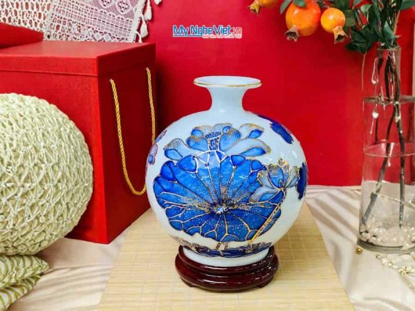 Bình thu hút tài lộc gốm Bát Tràng cao cấp vẽ vàng kim họa tiết hoa sen đắp nổi